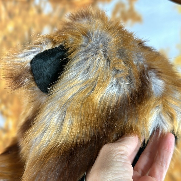 Is this a fox? Hat scarf mittens sneed faux fur fun - Picture 12 of 12